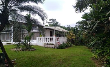 Casa en entorno campestre.