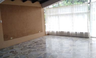 Casa en entorno campestre.