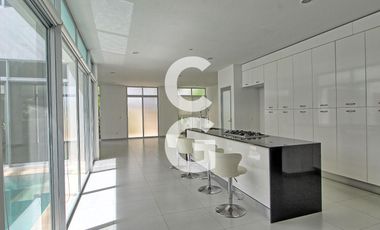 Casa en Venta en Cancun en Residencial Cumbres con Alberca
