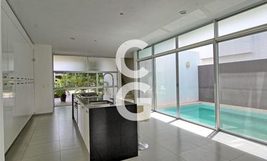 Casa en Venta en Cancun en Residencial Cumbres con Alberca