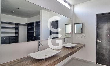 Casa en Venta en Cancun en Residencial Cumbres con Alberca