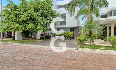 Casa en Venta en Cancun en Residencial Cumbres con Alberca