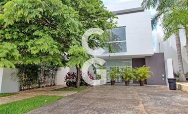 Casa en Venta en Cancun en Residencial Cumbres con Alberca