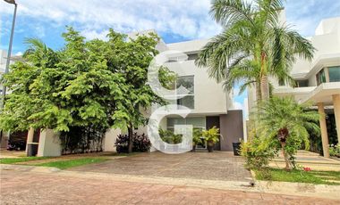 Casa en Venta en Cancun en Residencial Cumbres con Alberca