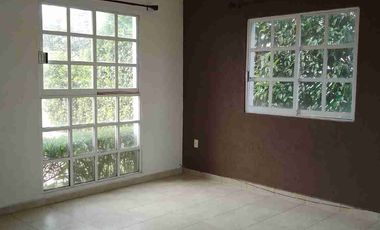 Se vende casa grande en privada dentro de fraccionamiento villas del campo, Calimaya, Estado de México