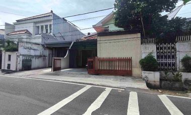 Rumah Strategis untuk Kantor/Usaha dekat Stasiun dan Tol Cawang di Tebet Timur, Jaksel