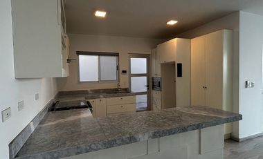 Renta casa en Colinas de San Jerónimo con alberca