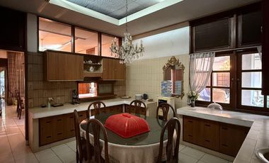 RUMAH MEWAH PONDOK INDAH LOKASI PRIME AREA, DEPAN TAMAN POSISI HOEK