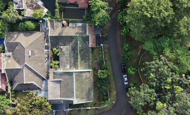 RUMAH MEWAH PONDOK INDAH LOKASI PRIME AREA, DEPAN TAMAN POSISI HOEK