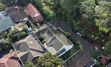 RUMAH MEWAH PONDOK INDAH LOKASI PRIME AREA, DEPAN TAMAN POSISI HOEK