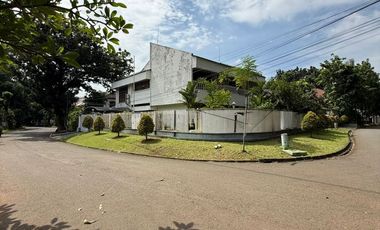 RUMAH MEWAH PONDOK INDAH LOKASI PRIME AREA, DEPAN TAMAN POSISI HOEK