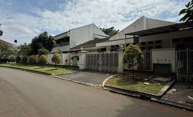 RUMAH MEWAH PONDOK INDAH LOKASI PRIME AREA, DEPAN TAMAN POSISI HOEK