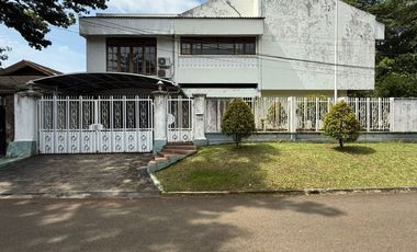 RUMAH MEWAH PONDOK INDAH LOKASI PRIME AREA, DEPAN TAMAN POSISI HOEK