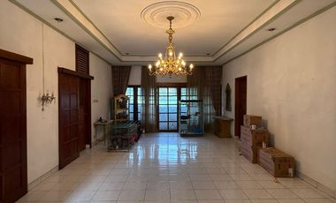 RUMAH MEWAH PONDOK INDAH LOKASI PRIME AREA, DEPAN TAMAN POSISI HOEK