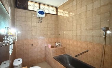 RUMAH MEWAH PONDOK INDAH LOKASI PRIME AREA, DEPAN TAMAN POSISI HOEK