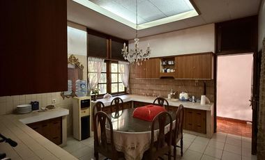 RUMAH MEWAH PONDOK INDAH LOKASI PRIME AREA, DEPAN TAMAN POSISI HOEK