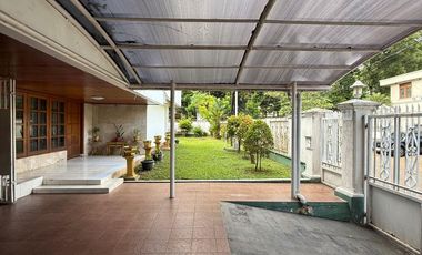 RUMAH MEWAH PONDOK INDAH LOKASI PRIME AREA, DEPAN TAMAN POSISI HOEK