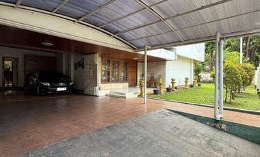 RUMAH MEWAH PONDOK INDAH LOKASI PRIME AREA, DEPAN TAMAN POSISI HOEK