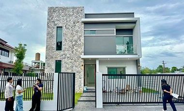 Brand new modern House for sale !, At Tonpao ,Sankampang, Near Chareonchareon Market .