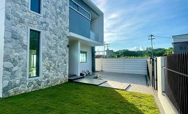 Brand new modern House for sale !, At Tonpao ,Sankampang, Near Chareonchareon Market .