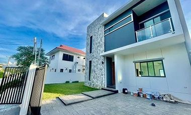Brand new modern House for sale !, At Tonpao ,Sankampang, Near Chareonchareon Market .