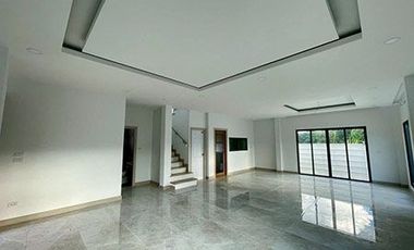 Brand new modern House for sale !, At Tonpao ,Sankampang, Near Chareonchareon Market .