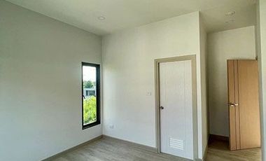 Brand new modern House for sale !, At Tonpao ,Sankampang, Near Chareonchareon Market .
