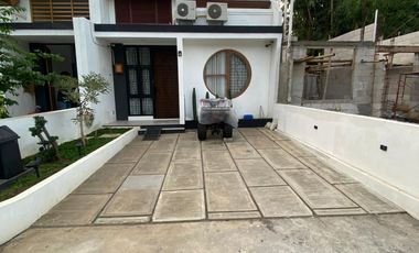 Rumah di Jogja Barat Ada Taman Bermain Jepang Modern Area Exit Tol Sentolo