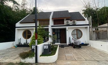 Rumah di Jogja Barat Ada Taman Bermain Jepang Modern Area Exit Tol Sentolo