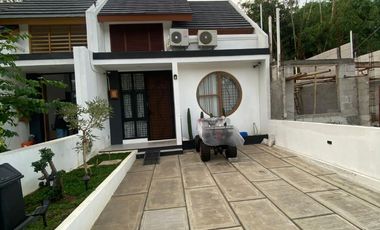 Rumah di Jogja Barat Ada Taman Bermain Jepang Modern Area Exit Tol Sentolo