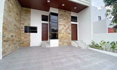 RUMAH MODERN 2 LANTAI LOKASI PREMIUM CONDONGCATUR DEKAT UGM & RS SARDJITO