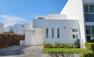 HERMOSA CASA EN RENTA TOTALMENTE AMUEBLADA A 2 MINUTOS DE SONATA LOMAS DE ANGELÓPOLIS PUEBLA. 4 recámaras.