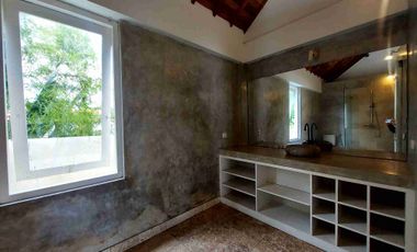 Modern Tropical 3 Bedrooms Leasehold Villa in Berawa Canggu
