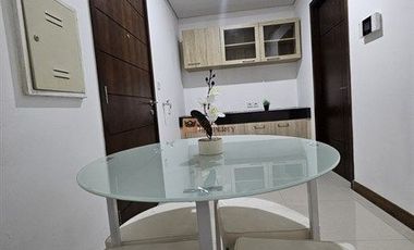 Strategis Sewa 1BR Furnished Bagus di AKR Gallery West Fasilitas Kolam Renang, Gym, Jogging Track Dekat Mall Central Park, Taman Anggrek, Museum Macan