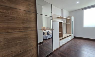 Strategis Sewa 1BR Furnished Bagus di AKR Gallery West Fasilitas Kolam Renang, Gym, Jogging Track Dekat Mall Central Park, Taman Anggrek, Museum Macan