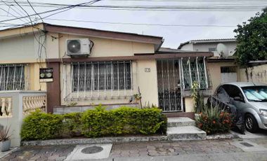 Vendo Villa de 1 Planta, 3 dormitorios en la Ciudadela Alborada Etapa 10,  calle cerrada cerca al CC LA ROTONDA