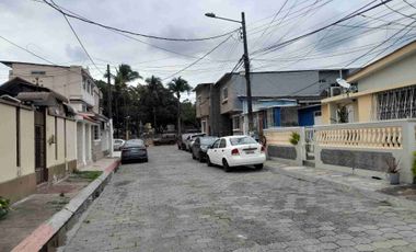 Vendo Villa de 1 Planta, 3 dormitorios en la Ciudadela Alborada Etapa 10,  calle cerrada cerca al CC LA ROTONDA