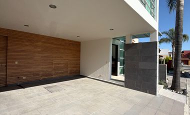 CASA EN RENTA EN RESIDENCIAL ALTA VISTA (3 RECAMARAS)