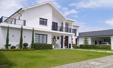 SOÑADA CASA ESTILO “FARM HOUSE” DE VENTA EN PUEMBO!!