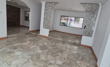 Departamento en Alquiler en Urdesa Norte,  Planta Baja,  4 Habitaciones, 3 Baños, Garaje,  Norte de Guayaquil.