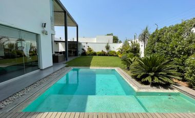 Casa Moderna de Dos plantas en Condominio Privado de 3 Casas