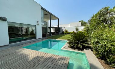 Casa Moderna de Dos plantas en Condominio Privado de 3 Casas