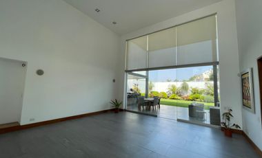 Casa Moderna de Dos plantas en Condominio Privado de 3 Casas