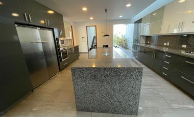 Casa Moderna de Dos plantas en Condominio Privado de 3 Casas