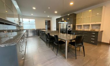 Casa Moderna de Dos plantas en Condominio Privado de 3 Casas