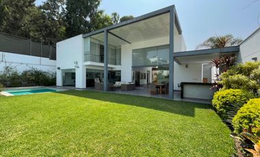 Casa Moderna de Dos plantas en Condominio Privado de 3 Casas