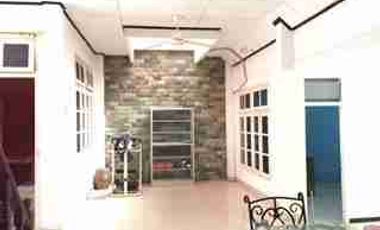 Rumah Bertingkat Di Belakang