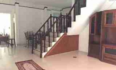 Rumah Bertingkat Di Belakang