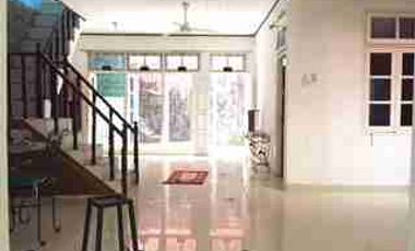 Rumah Bertingkat Di Belakang