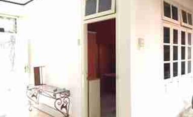 Rumah Bertingkat Di Belakang